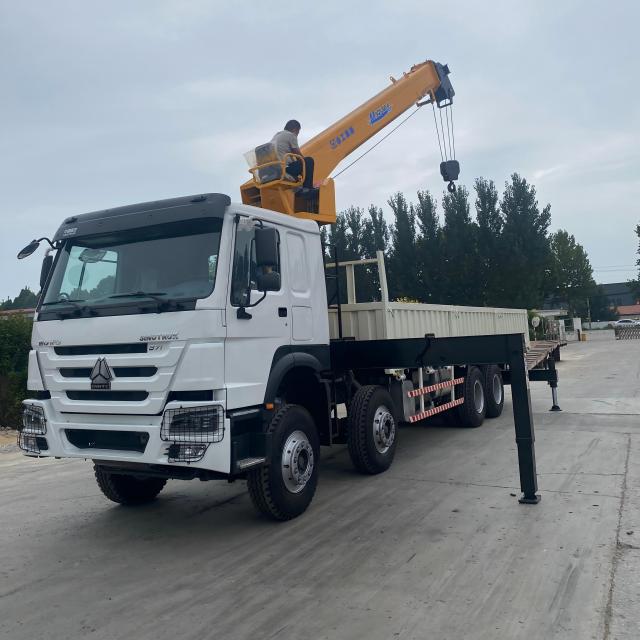 China National Heavy Duty Truck Group HOWO 8 × 4 371 horsepower 12 ton truck mounted crane (MSQS300-4)