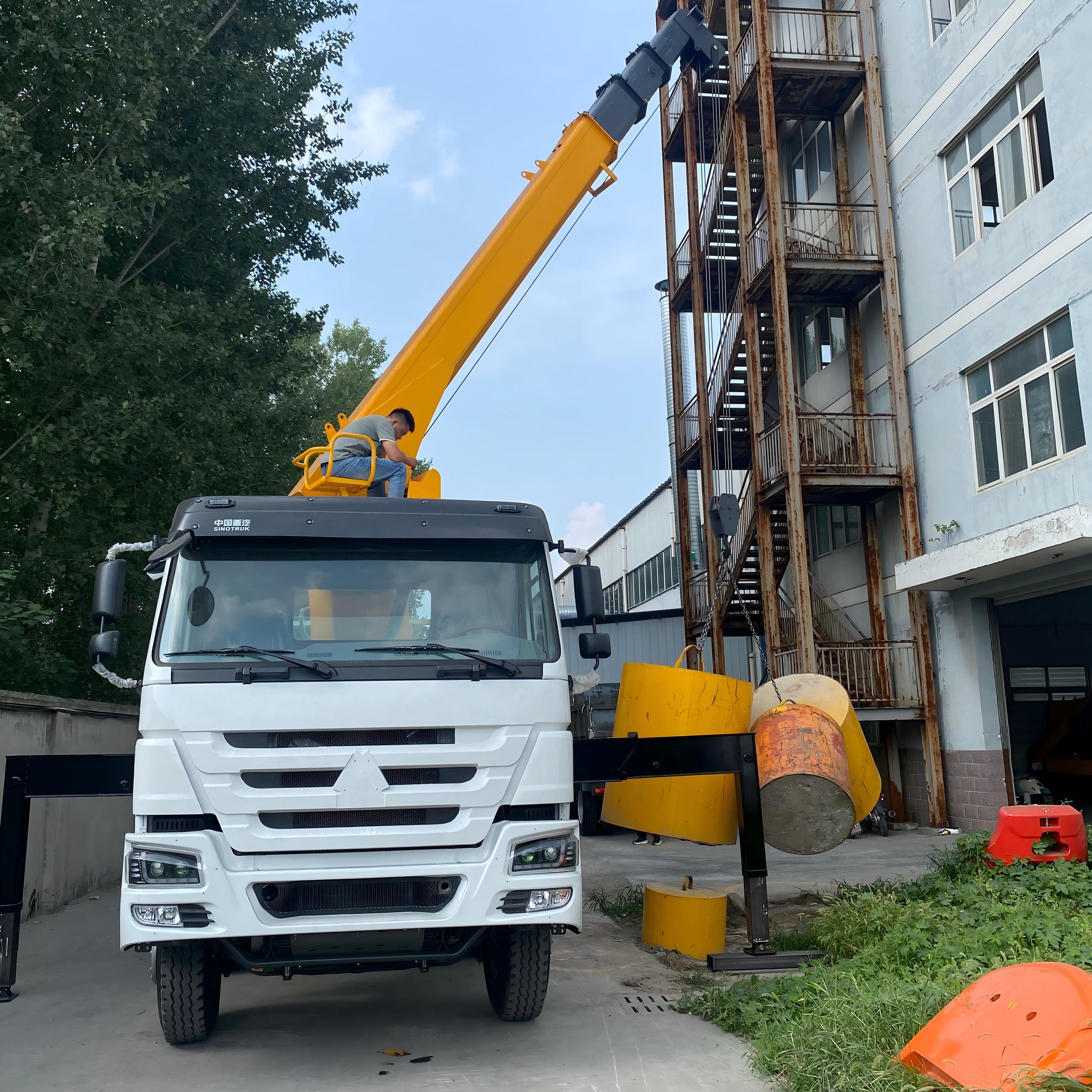 China National Heavy Duty Truck Group HOWO 8 × 4 371 horsepower 12 ton truck mounted crane (MSQS300-4)