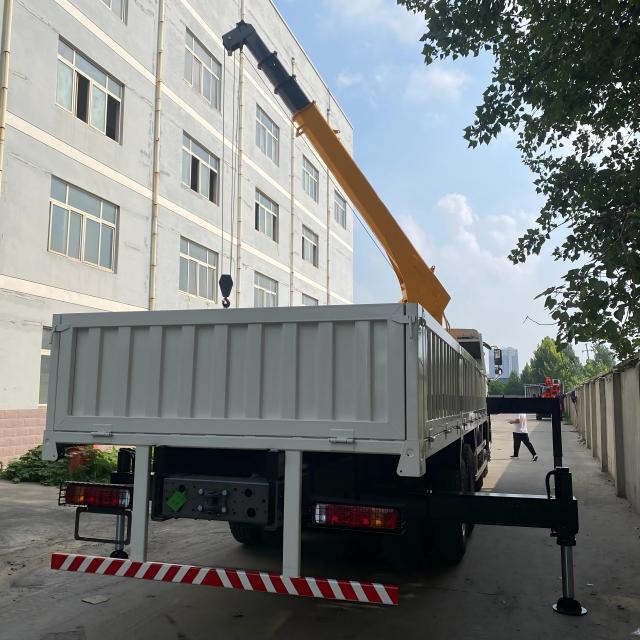 China National Heavy Duty Truck Group HOWO 8 × 4 371 horsepower 12 ton truck mounted crane (MSQS300-4)