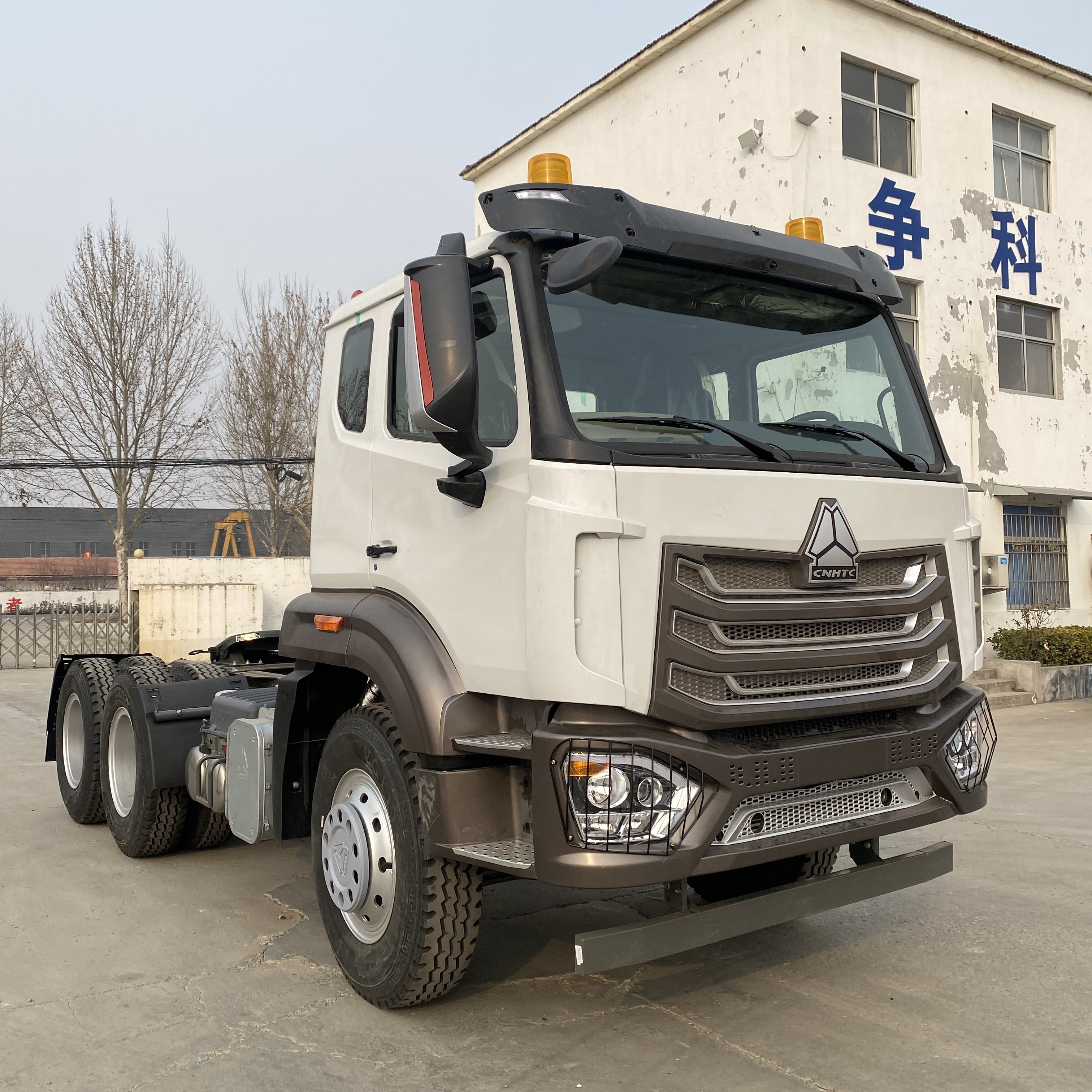 China National Heavy Duty Truck Group HOWO NX 6 × 4 380 horsepower used maintenance tractor (white brown dual color)