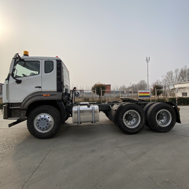 China National Heavy Duty Truck Group HOWO NX 6 × 4 380 horsepower used maintenance tractor (white brown dual color)