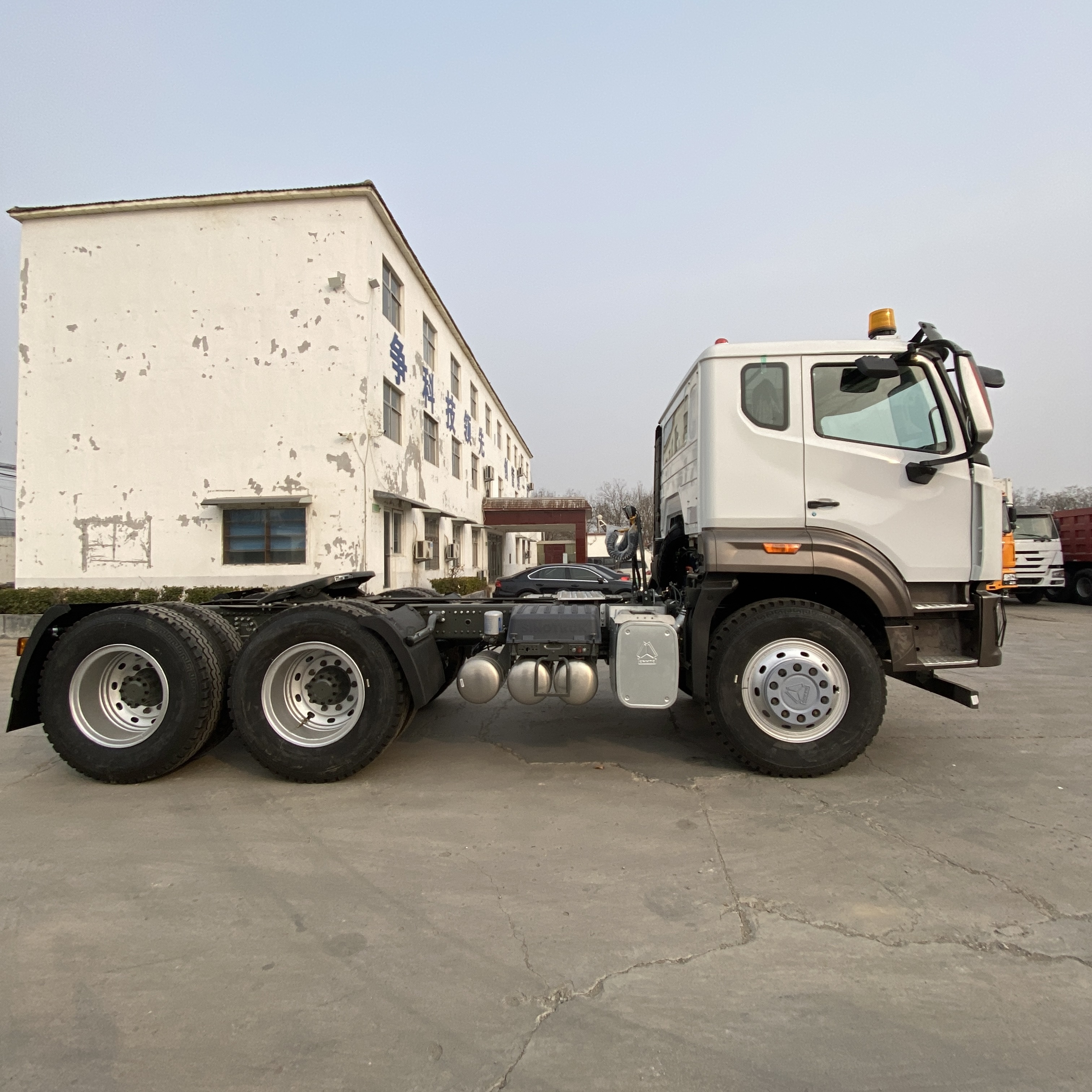 China National Heavy Duty Truck Group HOWO NX 6 × 4 380 horsepower used maintenance tractor (white brown dual color)