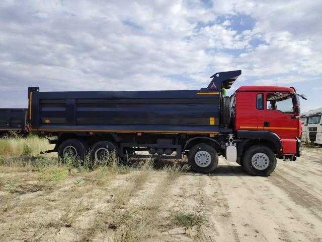 China National Heavy Duty Truck Group HOWO TX 8 × 4 Weichai 400 horsepower dump truck