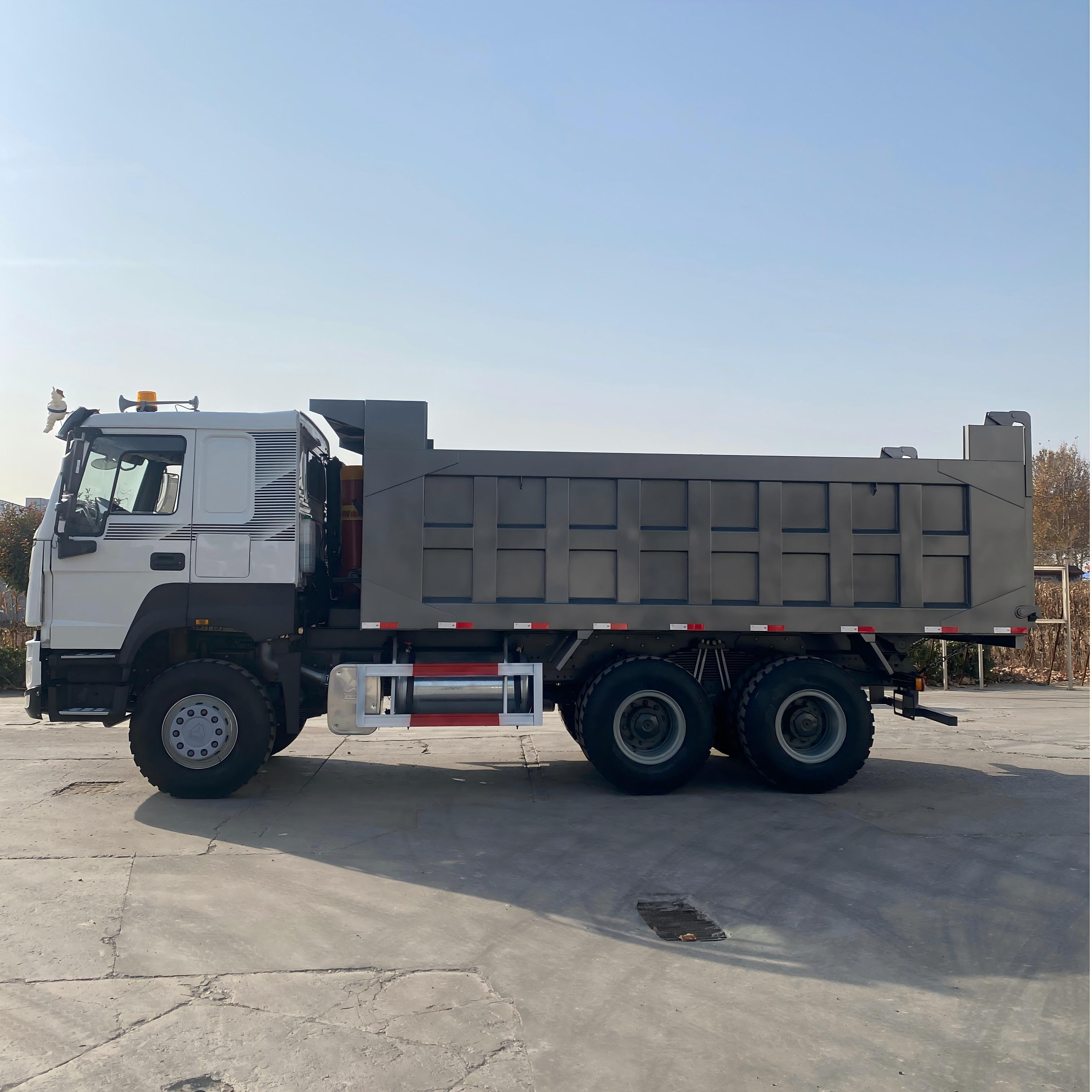China National Heavy Duty Truck Group's flagship 6 × 4 371 horsepower second-hand maintenance dump truck (white brown dual color)