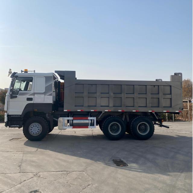 China National Heavy Duty Truck Group's flagship 6 × 4 371 horsepower second-hand maintenance dump truck (white brown dual color)