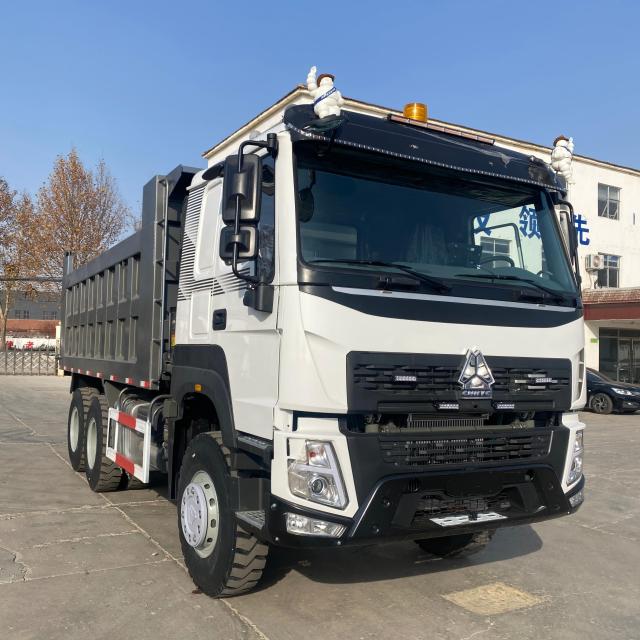 China National Heavy Duty Truck Group's flagship 6 × 4 371 horsepower second-hand maintenance dump truck (white brown dual color)