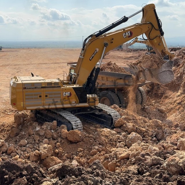 Pelle hydraulique Caterpillar 395 de grande taille
