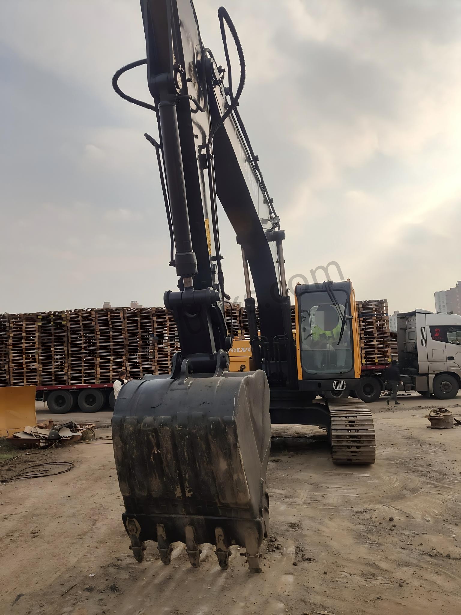 Volvo EC210B Crawler Excavator