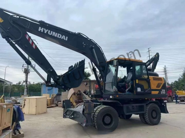 Pelle sur pneus Hyundai HW210