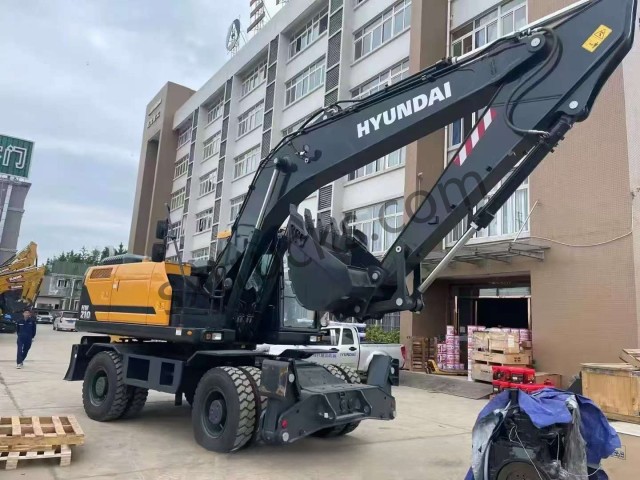 Pelle sur pneus Hyundai HW210