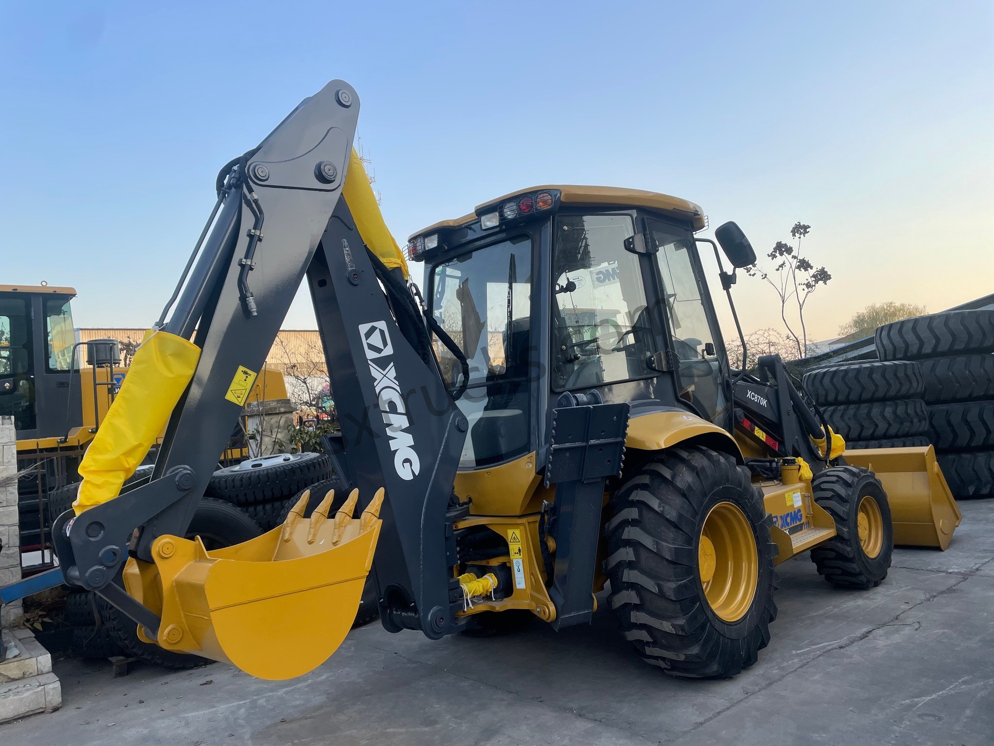 XCMG XC870K Backhoe Loader