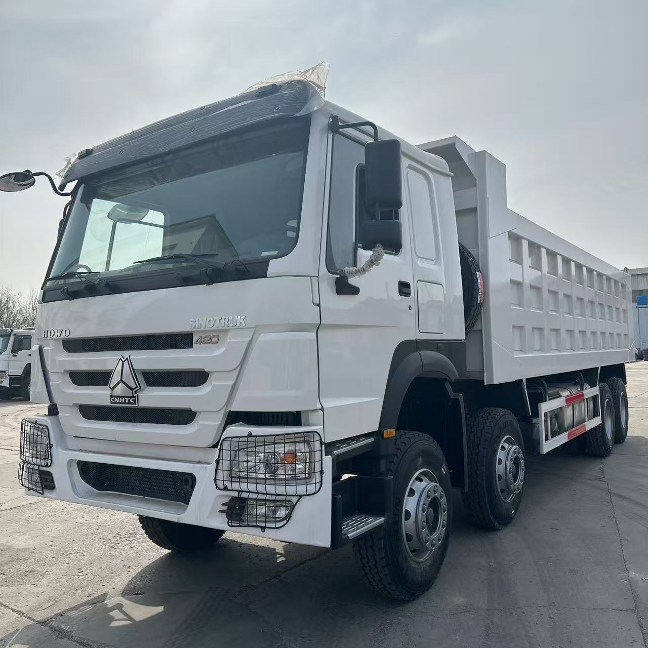 SINOTRUK HOWO 420HP 8×4 Tipper Dump Truck (White)