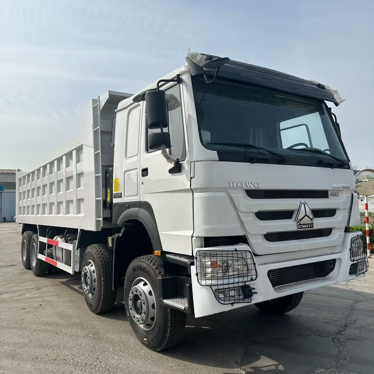 SINOTRUK HOWO 420HP 8×4 Tipper Dump Truck (White)