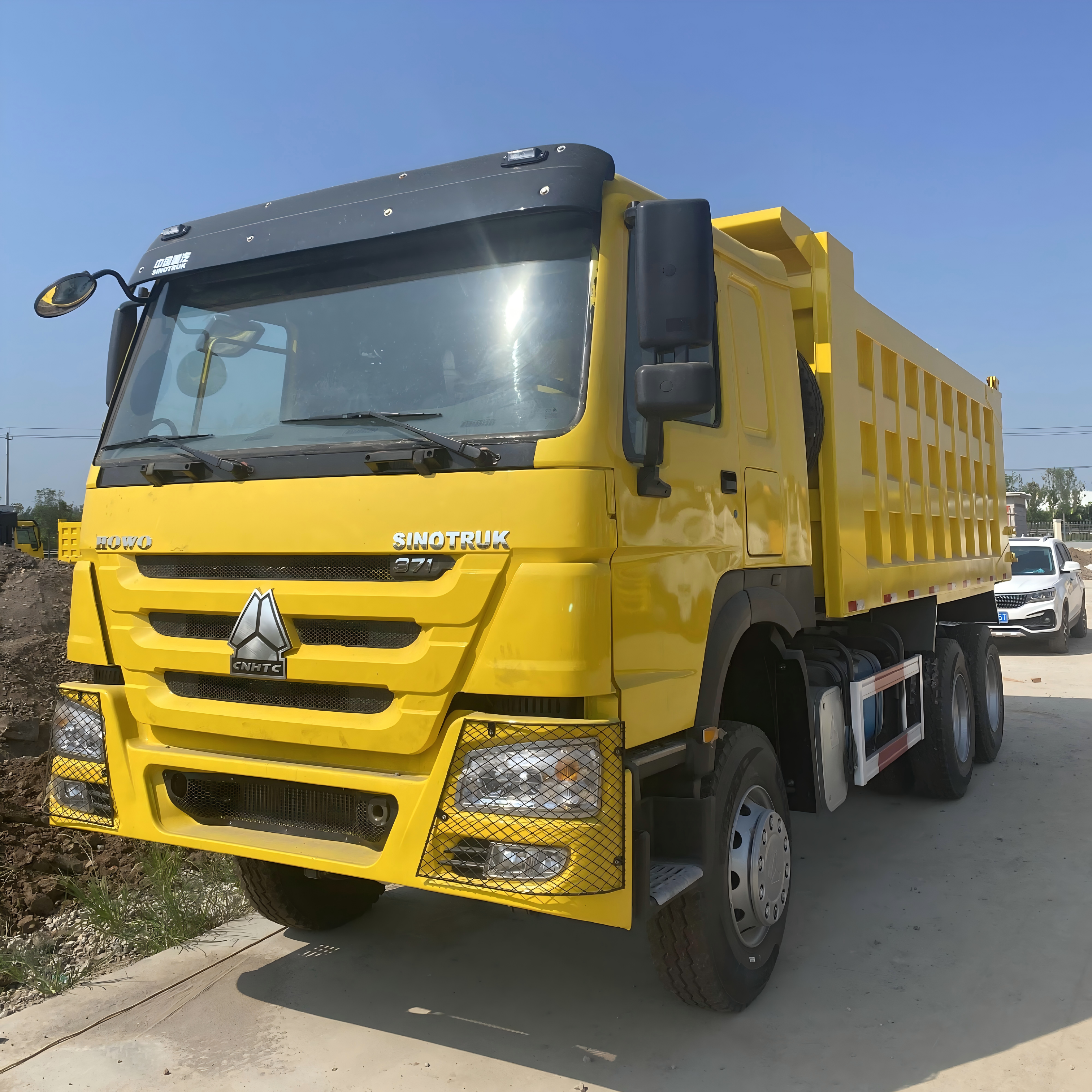 SINOTRUK HOWO 371HP 6×4 Dump/Tipper Truck (Yellow)