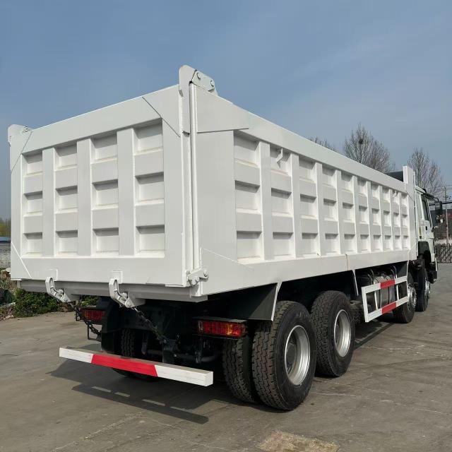 SINOTRUK HOWO 420HP 8×4 Tipper Dump Truck (White)