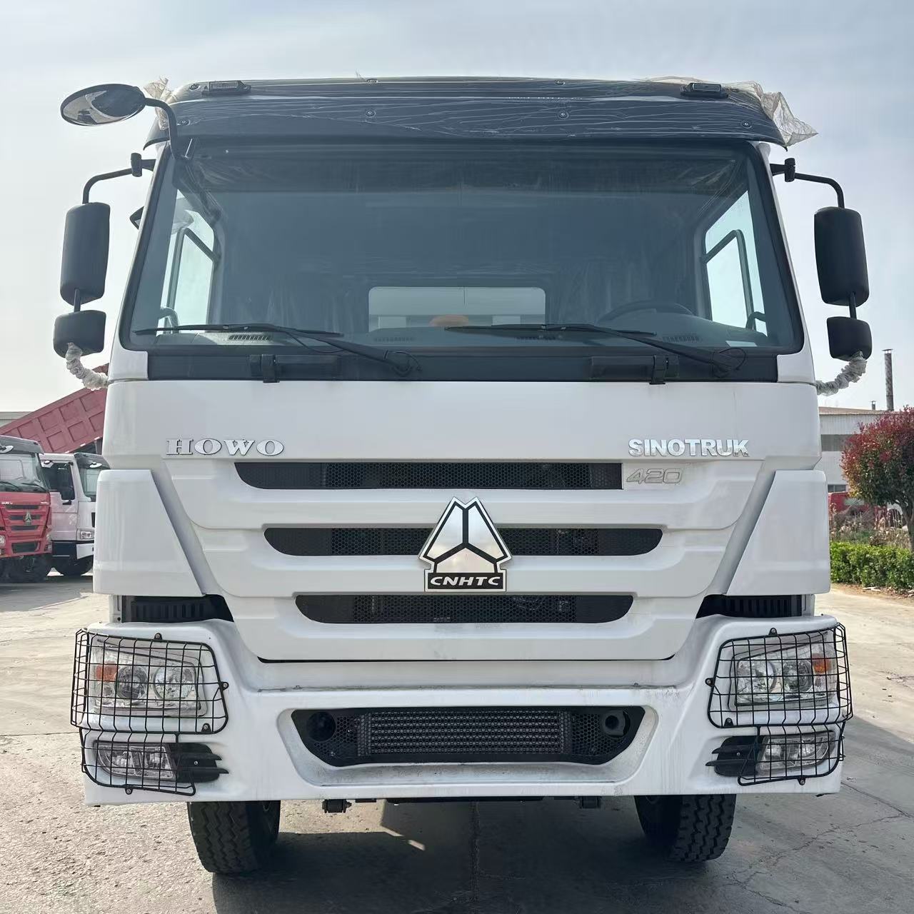 SINOTRUK HOWO 420HP 8×4 Tipper Dump Truck (White)