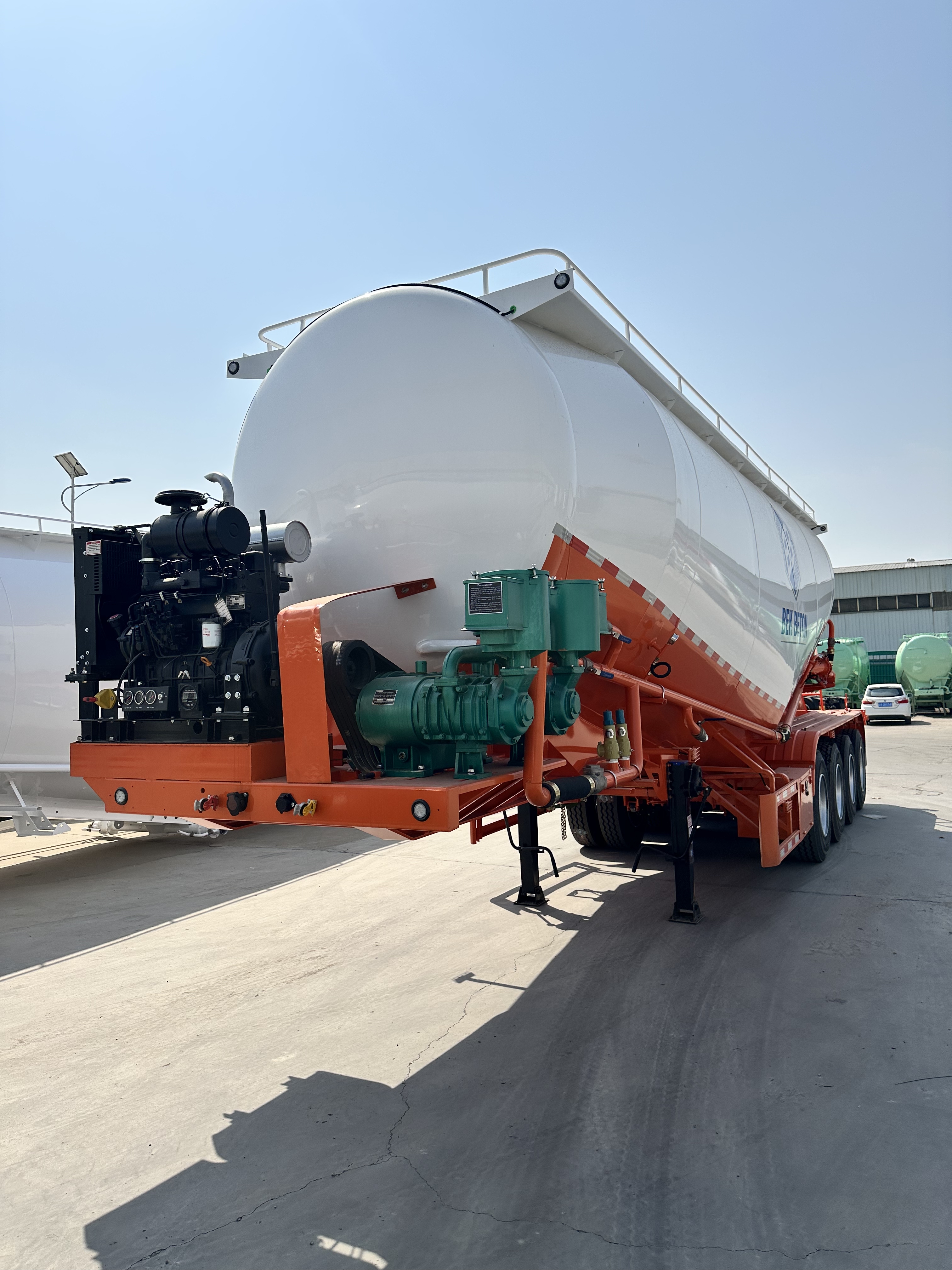 45CBM 4-Axle Bulk Cement Tanker Semi-Trailer with Air Compressor