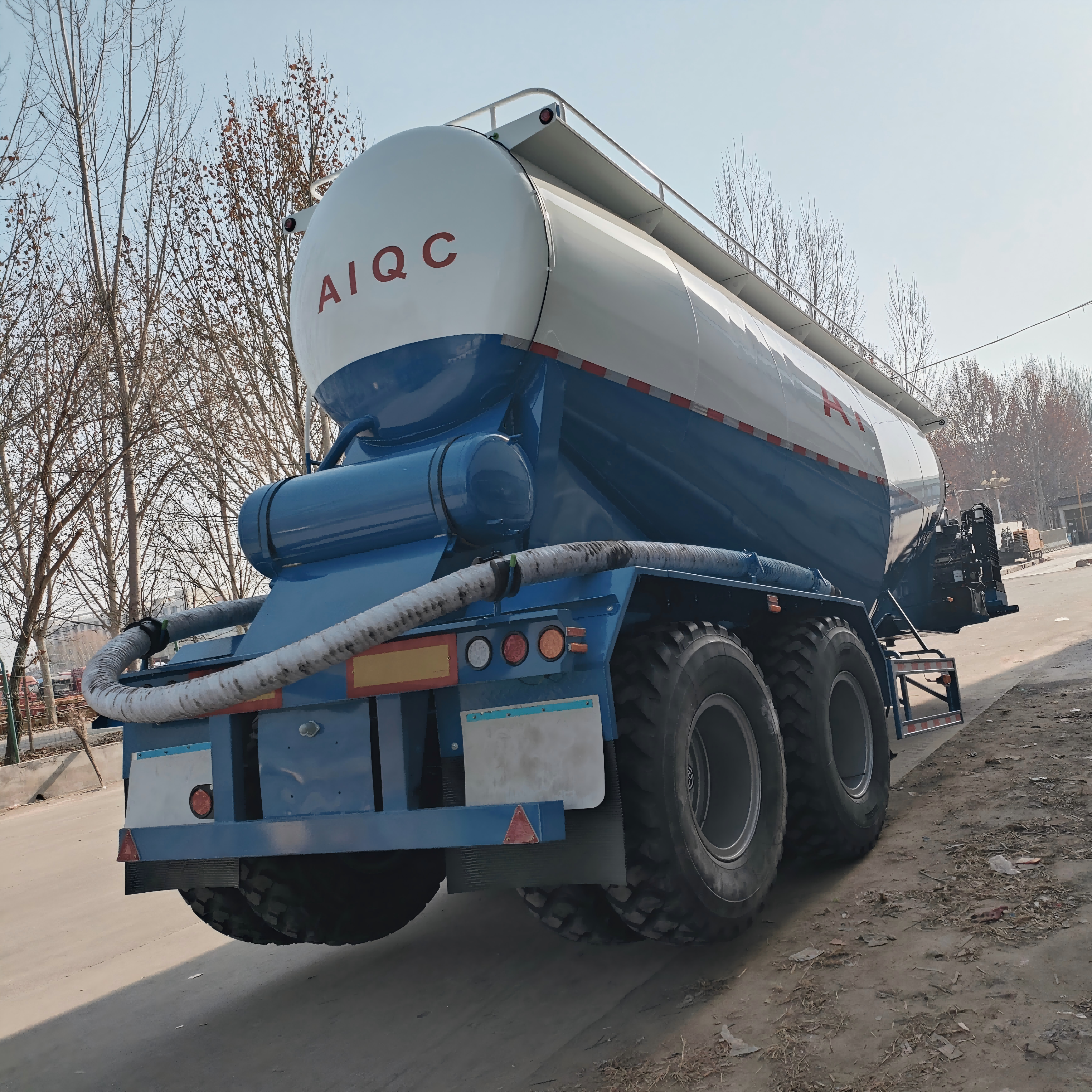 AIQC 40m³ 2-Axle Bulk Cement Tanker Semi-Trailer (Blue & White)