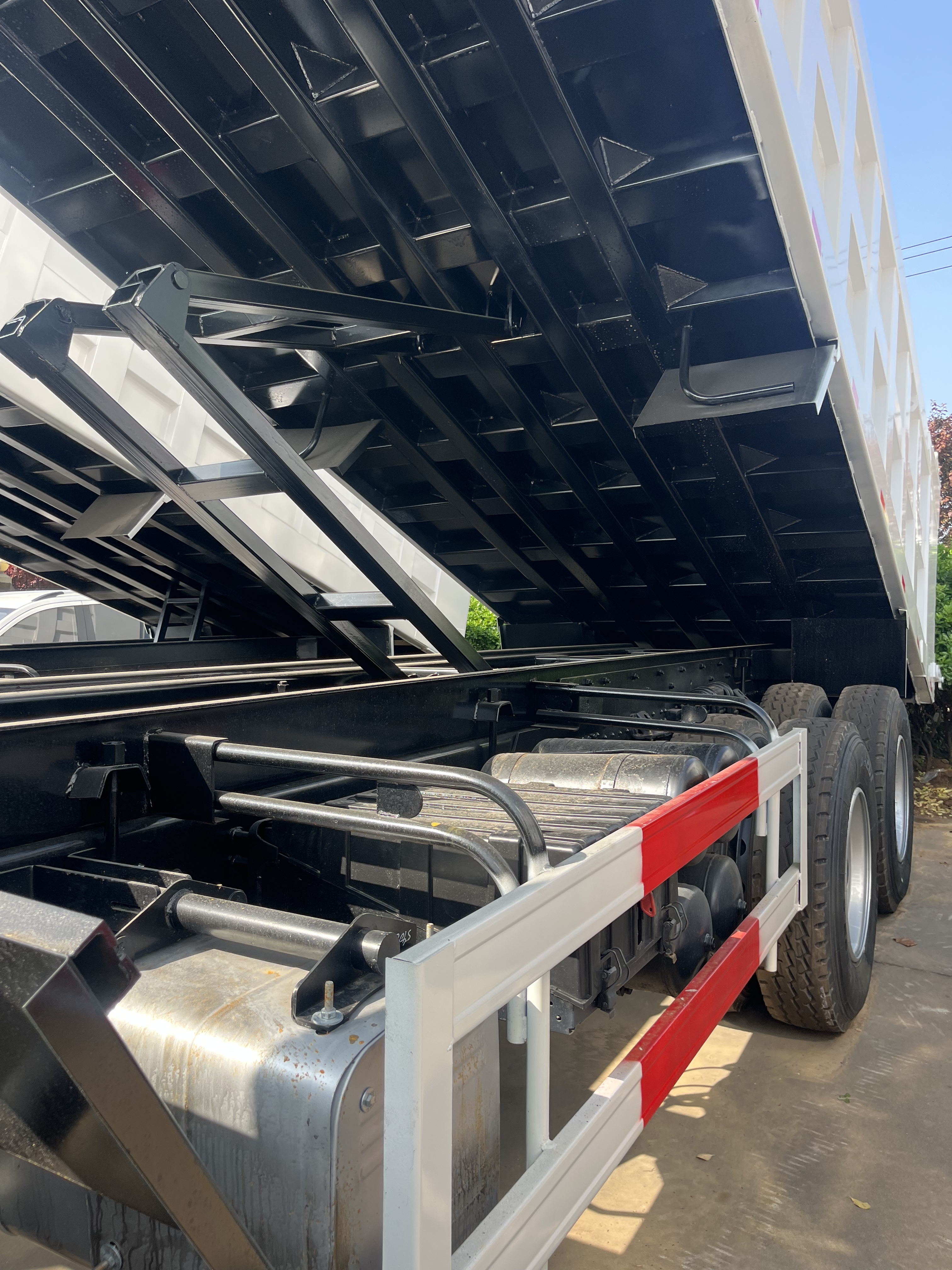 Used SHACMAN F3000 8x4 380HP Dump Truck