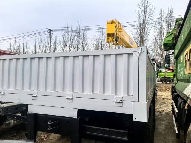 HOWO T5G 6X4 Crane Truck