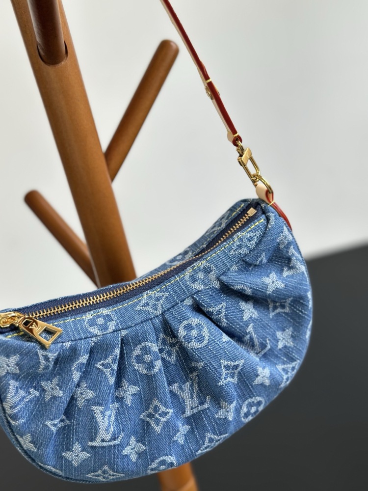 LV ルイ・ヴィトン ポシェット M13571 コットンデニム 日常に必要なアイテムを収納できる実用的なデザインで、ファッション性と機能性を兼ね備えています。