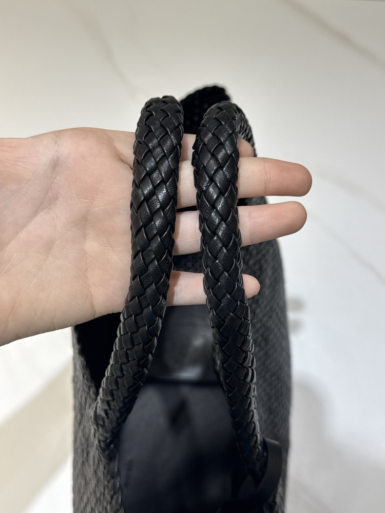 The Row Woven Tote 中号編み込みトートバッグ｜高級感のあるシンプルデザイン｜軽量で使いやすい｜ブラック