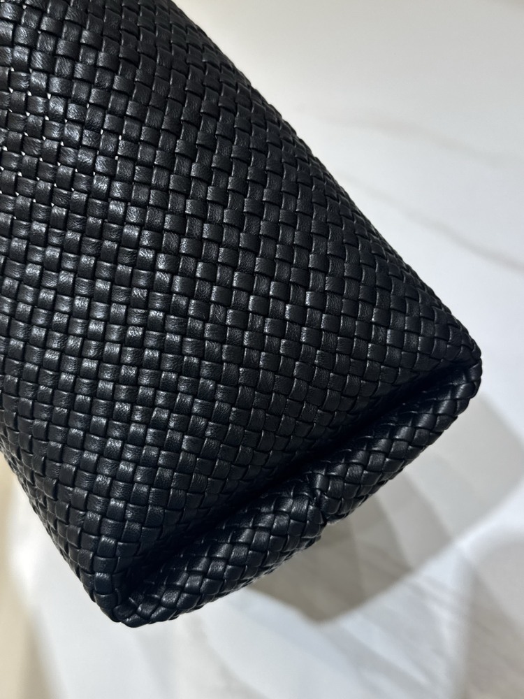 The Row Woven Tote 中号編み込みトートバッグ｜高級感のあるシンプルデザイン｜軽量で使いやすい｜ブラック