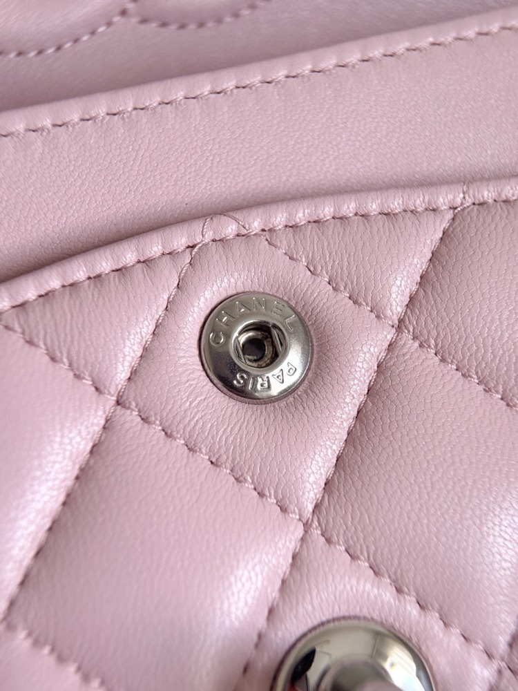 CHANEL（シャネル）クラシックフラップ（CF）方胖子 / 小型バッグ 淡ピンク（桜ピンク）ラムスキン + シルバー金具 コピー品