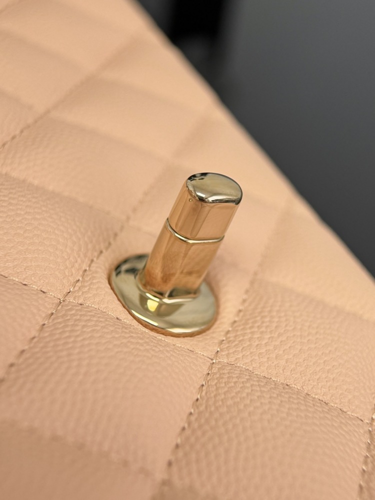 CHANEL（シャネル）クラシックフラップ（CF）方胖子 / 小型バッグ ベージュ ラムスキン + シルバー金具 コピー品