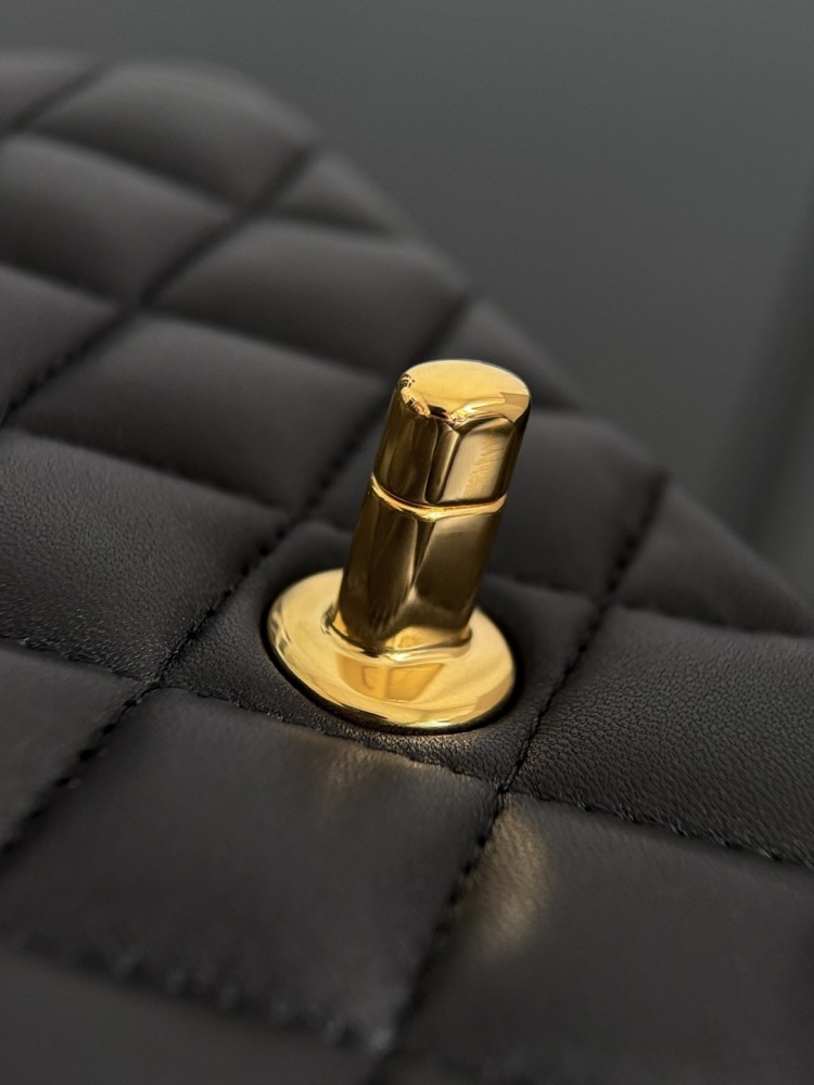 CHANEL（シャネル）クラシックフラップ 20（CF）方胖子 / 小型バッグ ブラック ラムスキン + シルバー金具 コピー品