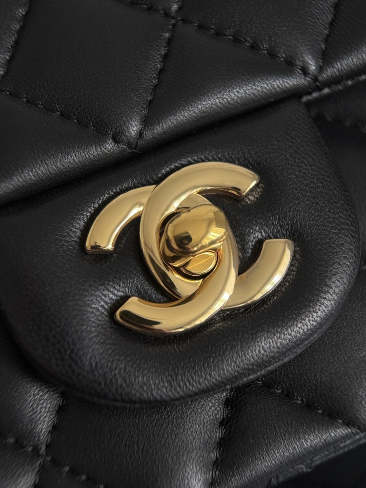 CHANEL（シャネル）クラシックフラップ 20（CF）方胖子 / 小型バッグ ブラック ラムスキン + シルバー金具 コピー品