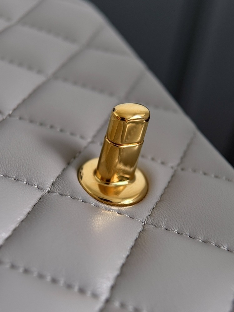 CHANEL（シャネル）クラシックフラップ 20（CF）方胖子 / 小型バッグ ライトグレー ラムスキン + シルバー金具 コピー品