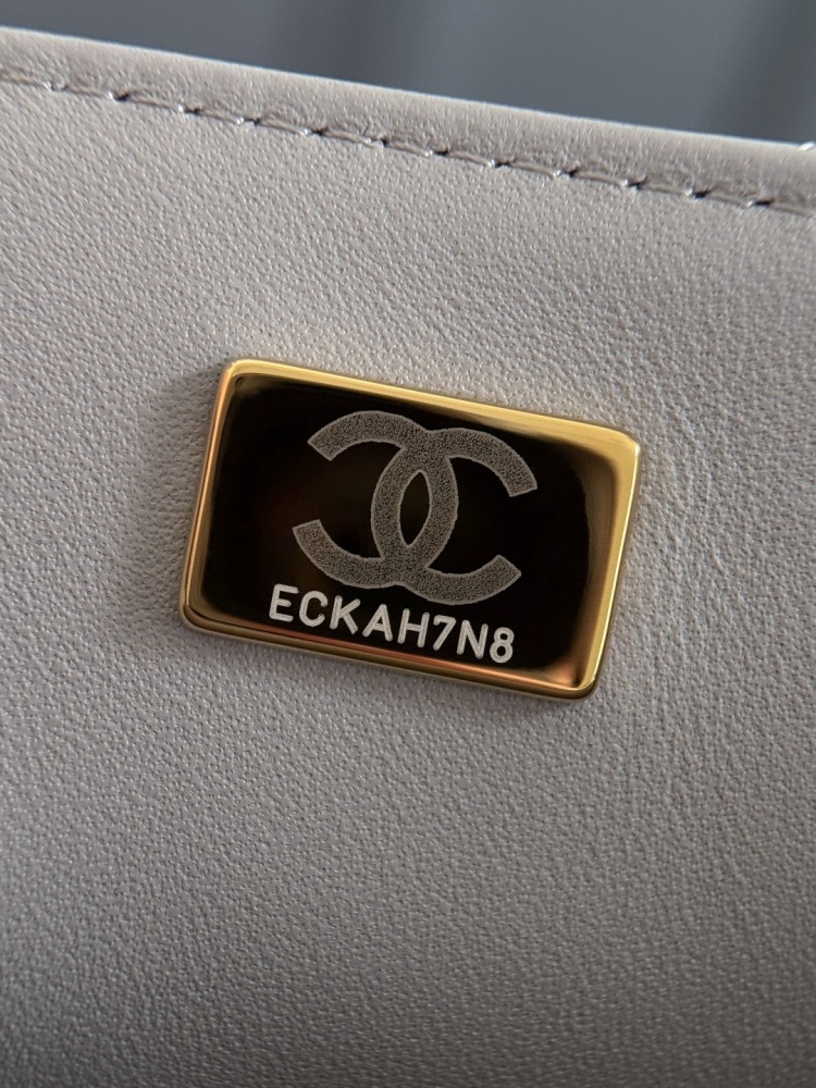 CHANEL（シャネル）クラシックフラップ 20（CF）方胖子 / 小型バッグ ライトグレー ラムスキン + シルバー金具 コピー品