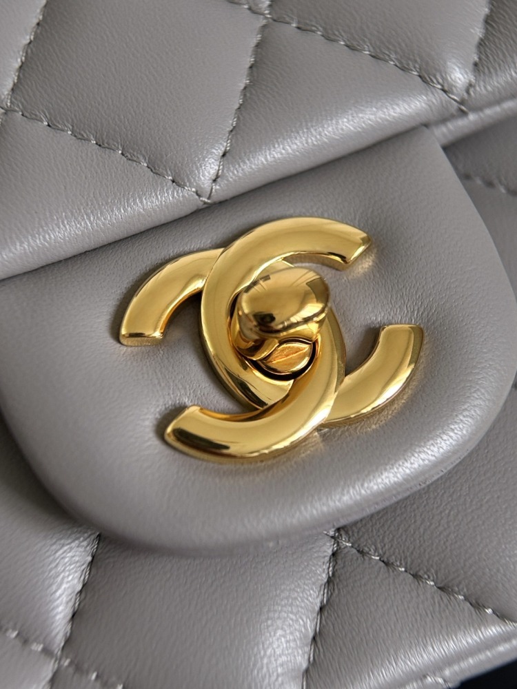 CHANEL（シャネル）クラシックフラップ 20（CF）方胖子 / 小型バッグ ライトグレー ラムスキン + シルバー金具 コピー品