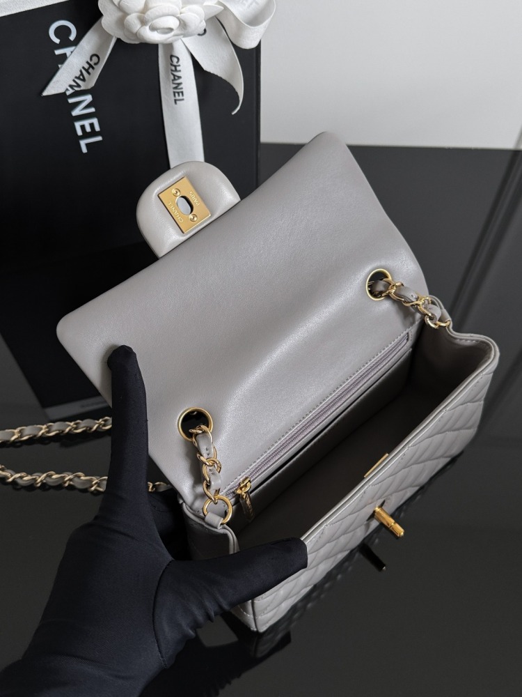 CHANEL（シャネル）クラシックフラップ 20（CF）方胖子 / 小型バッグ ライトグレー ラムスキン + シルバー金具 コピー品