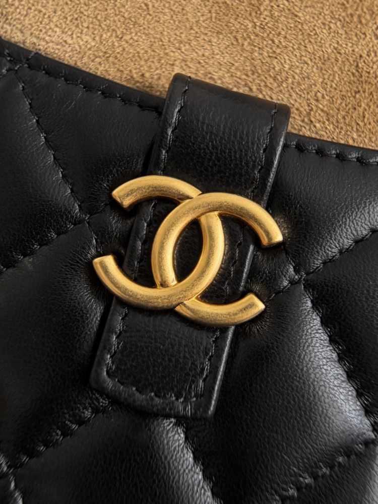 CHANEL（シャネル）25A 高級手工坊シリーズ スエード＆レザー コンビ ベルベットシェルバッグ（縦型モバイルバッグ / ハンドバッグ） コピー品