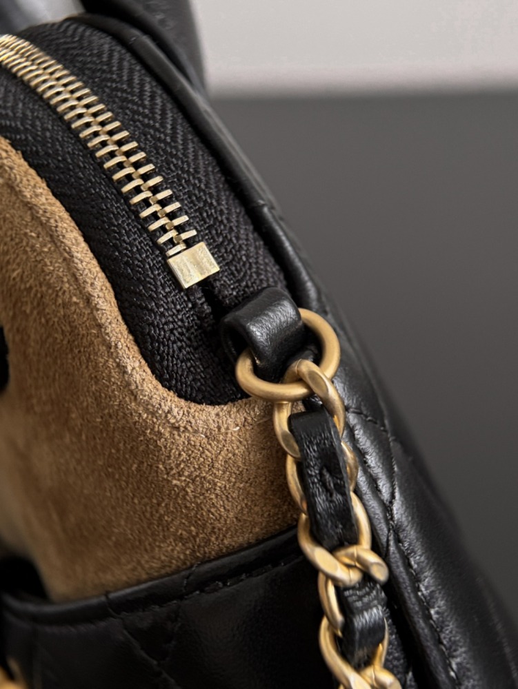 CHANEL（シャネル）25A 高級手工坊シリーズ スエード＆レザー コンビ ベルベットシェルバッグ（縦型モバイルバッグ / ハンドバッグ） コピー品
