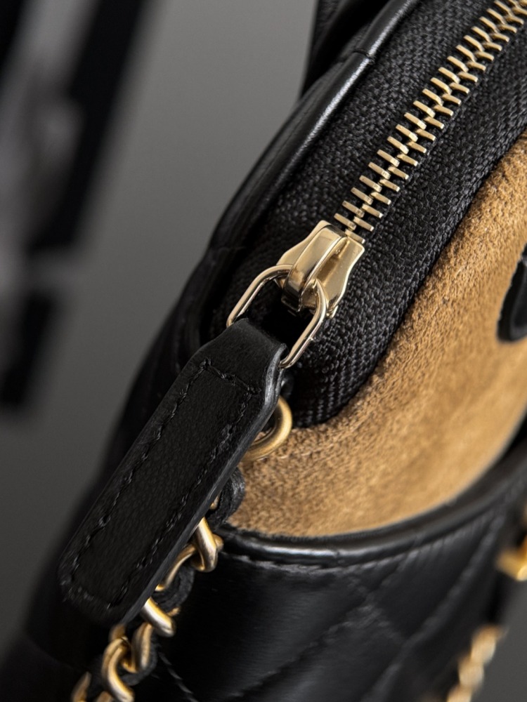 CHANEL（シャネル）25A 高級手工坊シリーズ スエード＆レザー コンビ ベルベットシェルバッグ（縦型モバイルバッグ / ハンドバッグ） コピー品