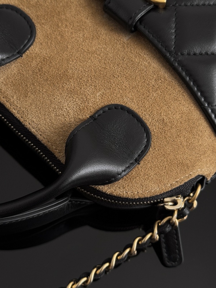 CHANEL（シャネル）25A 高級手工坊シリーズ スエード＆レザー コンビ ベルベットシェルバッグ（縦型モバイルバッグ / ハンドバッグ） コピー品