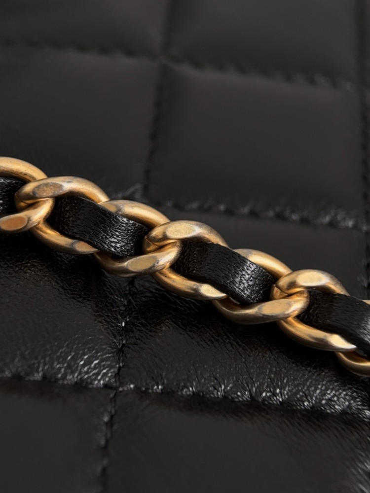 CHANEL（シャネル）25A 高級手工坊シリーズ スエード＆レザー コンビ ベルベットシェルバッグ（縦型モバイルバッグ / ハンドバッグ） コピー品