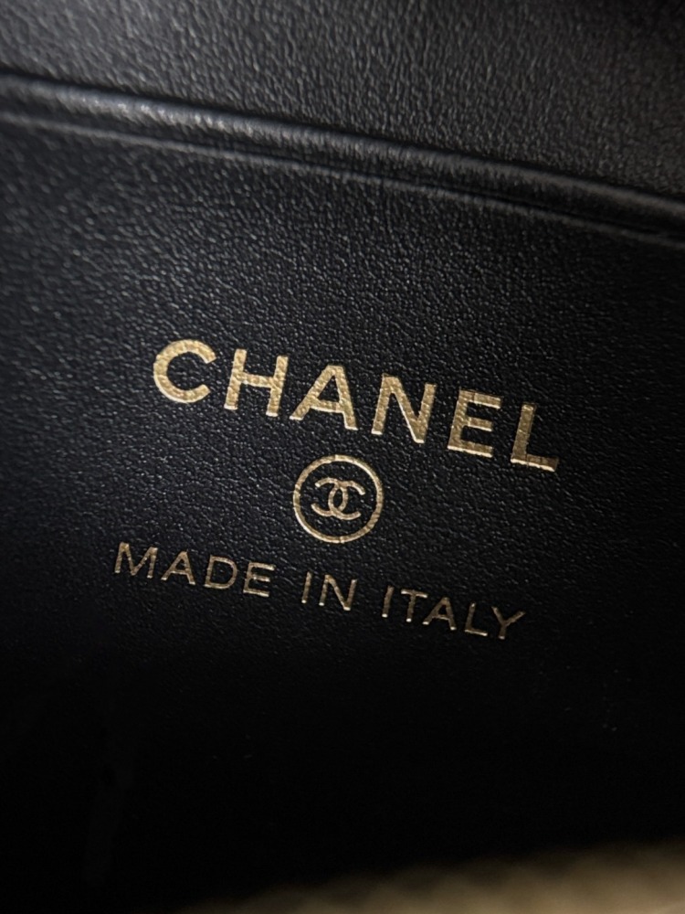 CHANEL（シャネル）25A 高級手工坊シリーズ スエード＆レザー コンビ ベルベットシェルバッグ（縦型モバイルバッグ / ハンドバッグ） コピー品