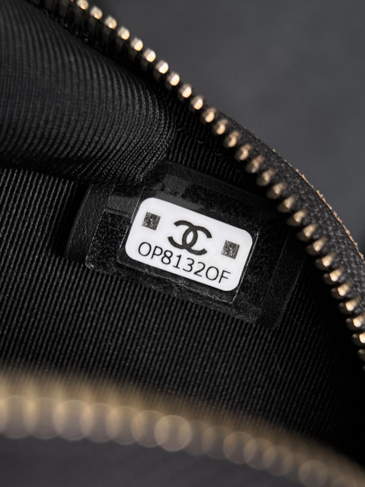 CHANEL（シャネル）25A 高級手工坊シリーズ スエード＆レザー コンビ ベルベットシェルバッグ（縦型モバイルバッグ / ハンドバッグ） コピー品