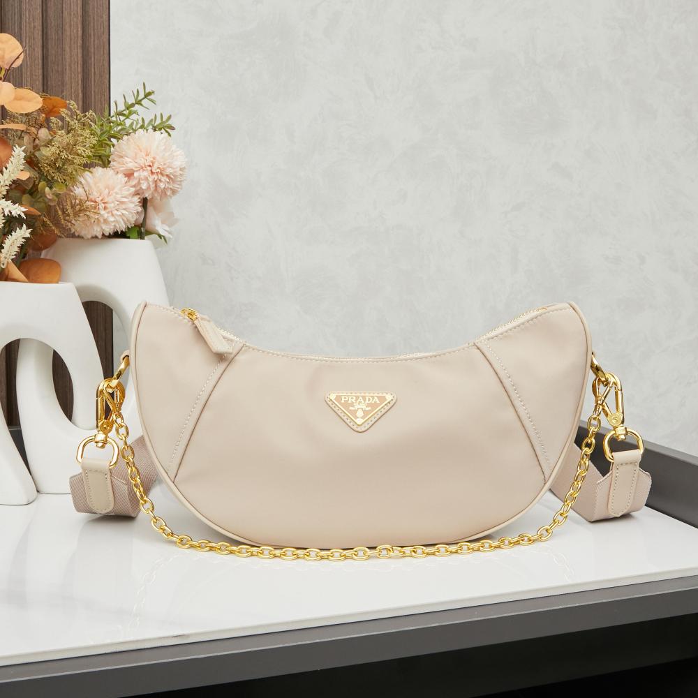 Prada（プラダ）Re-Edition 2005 再生ナイロン ヘビーデューティー Hobo バッグ コピー品