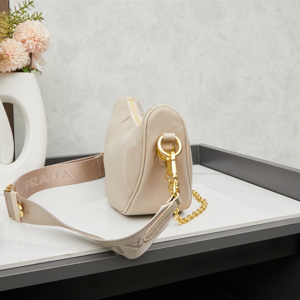 Prada（プラダ）Re-Edition 2005 再生ナイロン ヘビーデューティー Hobo バッグ コピー品