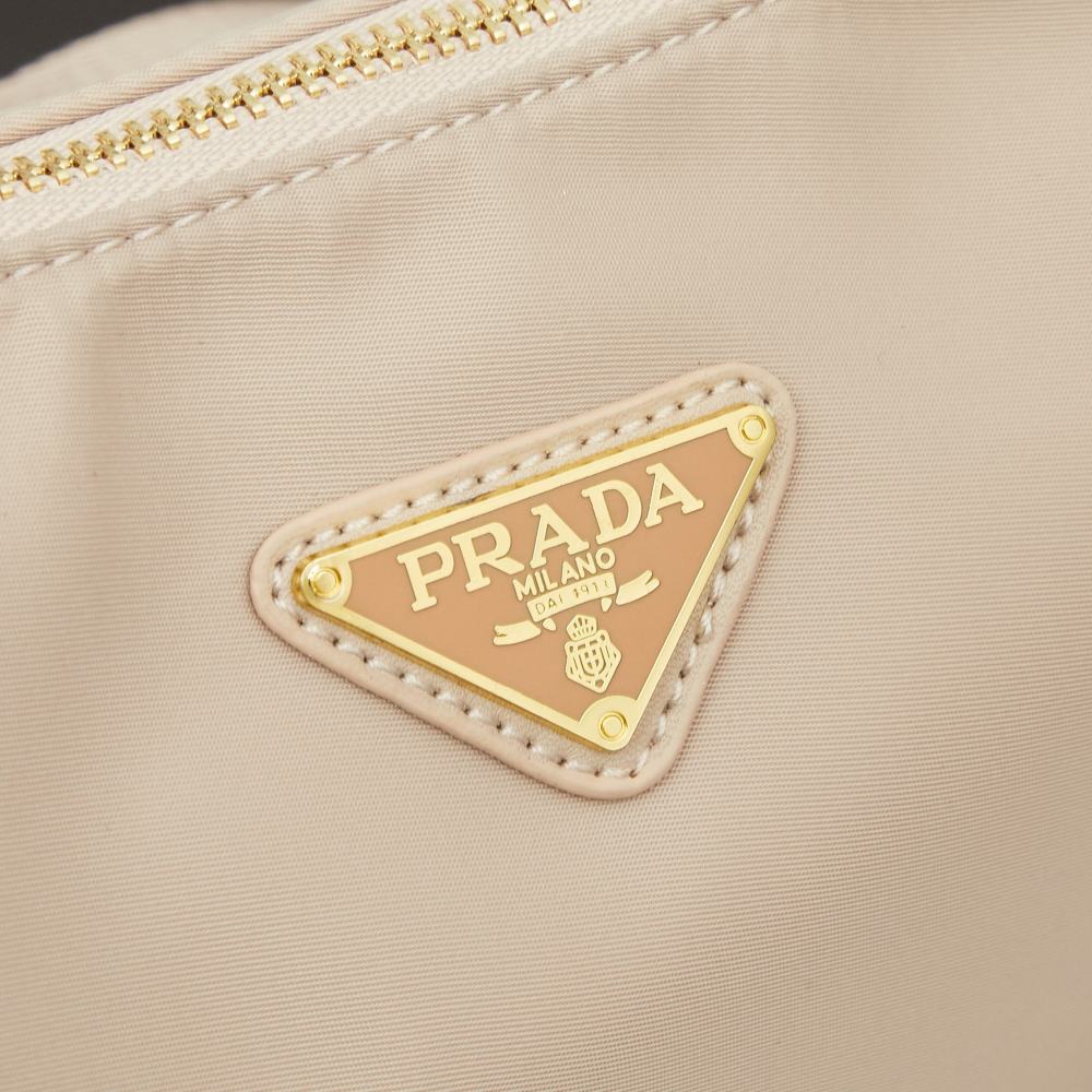 Prada（プラダ）Re-Edition 2005 再生ナイロン ヘビーデューティー Hobo バッグ コピー品