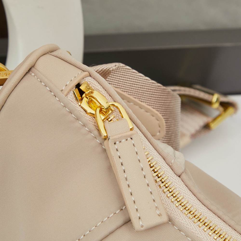 Prada（プラダ）Re-Edition 2005 再生ナイロン ヘビーデューティー Hobo バッグ コピー品