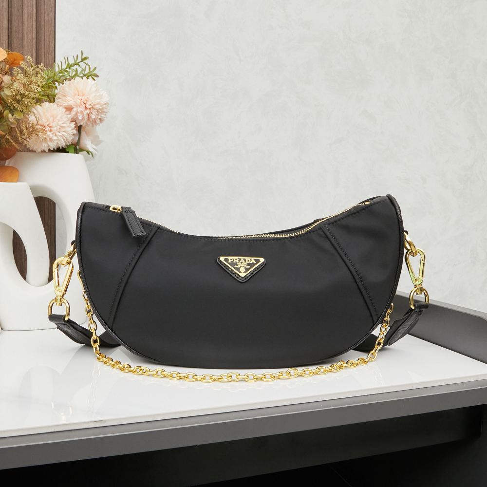 Prada（プラダ）Re-Edition 2005 再生ナイロン ヘビーデューティー Hobo バッグ ブラック コピー品