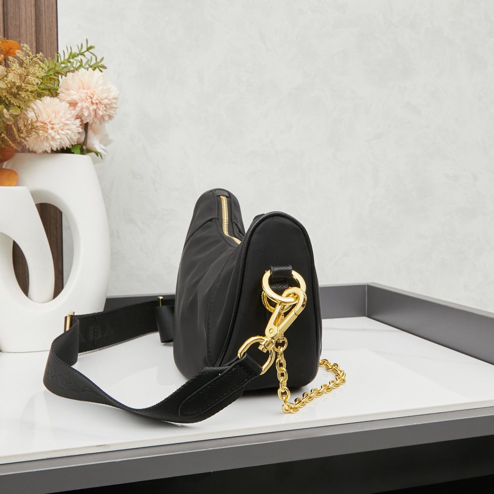 Prada（プラダ）Re-Edition 2005 再生ナイロン ヘビーデューティー Hobo バッグ ブラック コピー品