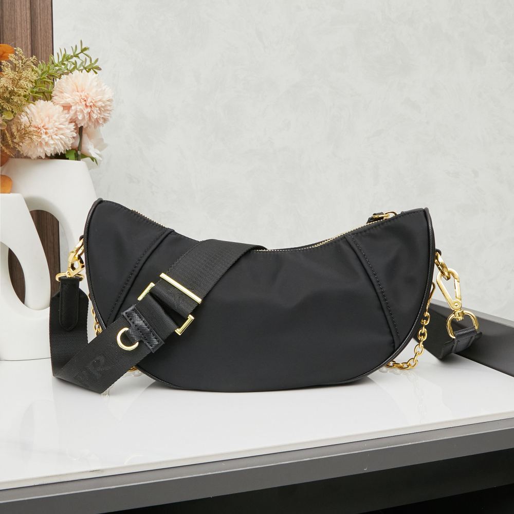 Prada（プラダ）Re-Edition 2005 再生ナイロン ヘビーデューティー Hobo バッグ ブラック コピー品