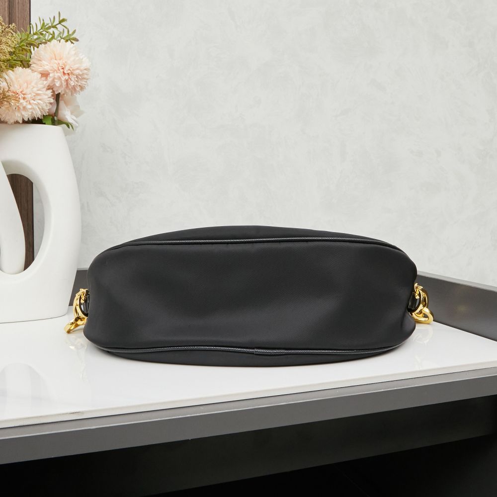 Prada（プラダ）Re-Edition 2005 再生ナイロン ヘビーデューティー Hobo バッグ ブラック コピー品